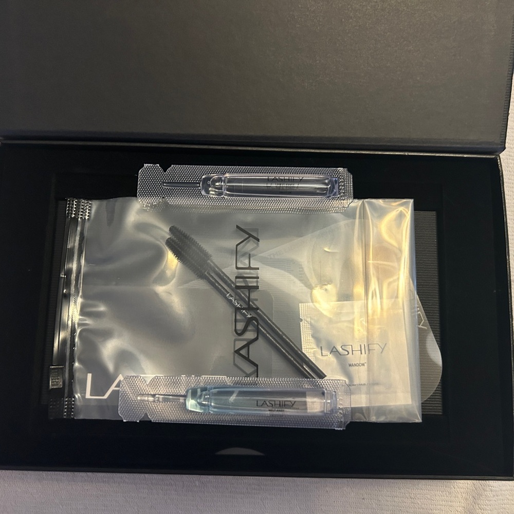 Lashify Control Kit Lash Set with additional lashes - Picture 4 of 7